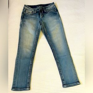 Like New Vigoss Capri Jeans -Size 4 embellished back pockets, no wear or stains